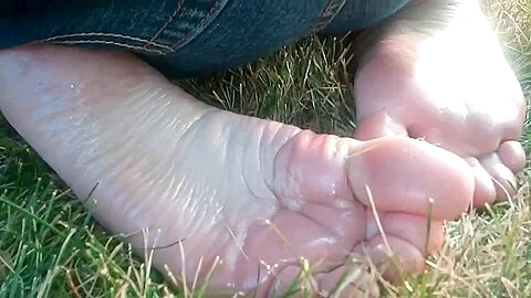 Redhead teen 18+ Is With Her Knees On The Grass Exposing Her Perfect Oily Feet